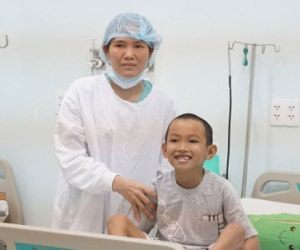 Nửa lá gan của người mẹ hiến cứu con trai 10 tuổi
