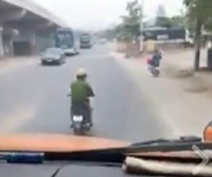 Thanh Hóa: Tạm đình chỉ công tác thiếu úy công an “đong đưa” trước đầu xe container