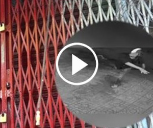 Thiếu nợ 5 tỷ đồng, căn nhà ở Sài Gòn liên tục bị tạt mắm tôm