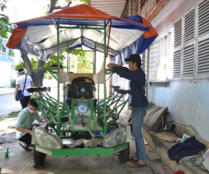 Thử nghiệm thành công ôtô 20 chỗ chạy bằng... đạp