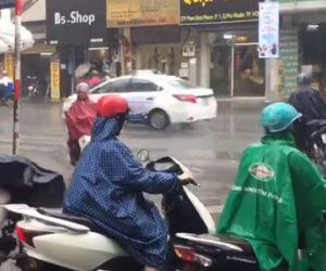 TP HCM: Cơn mưa "vàng" giải nhiệt cho người dân sau chuỗi ngày oi bức