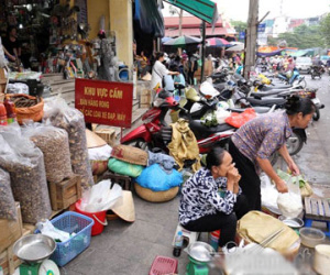 Xế hộp, chợ cóc rộn ràng tái chiếm vỉa hè Hà Nội