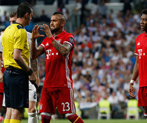 Ba trụ cột Bayern làm loạn phòng thay đồ của trọng tài