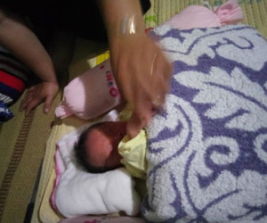 Bé trai còn nguyên dây rốn bị bỏ rơi trong vườn nhà dân