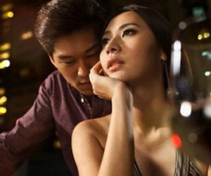 Chồng đang ôm eo "phở" gặp vợ hớn hở khoác tay "bồ"