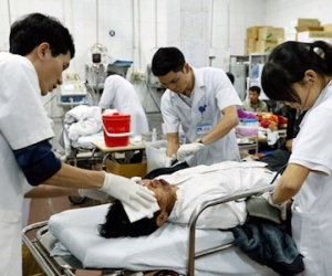 Cứu bệnh nhân, bác sĩ sợ... đổ máu