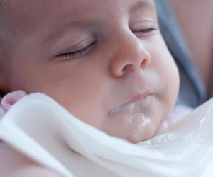 Đừng lo sợ khi con bị nôn trớ, mẹ hãy bình tĩnh xử lý theo cách này