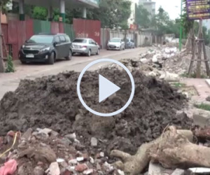 Video: Phế thải xây dựng đổ tràn lan trên đường mới mở