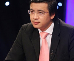 Phong cách lịch lãm xuyên suốt đáng nể của BTV Quang Minh VTV