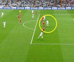 Pique "cạn lời" khi xem Ronaldo ghi 2 bàn ở thế việt vị