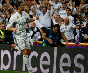 Ronaldo cay cú vì bị CĐV Real huýt sáo la ó ở hiệp một
