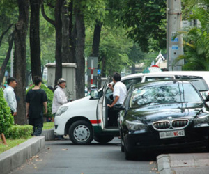 Xe ngoại giao, biển xanh "tái chiếm" vỉa hè quận 1