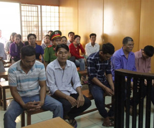 Bênh con, cha cầm cây đánh chết người