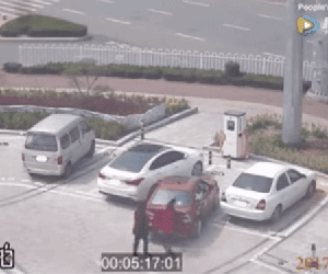 Loay hoay đỗ xe mãi không xong, hai người phụ nữ đã làm một việc ngoài sức tưởng tượng