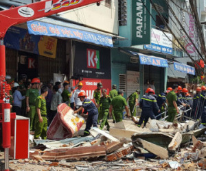 Sập nhà 2 tầng, một cụ ông văng ra đường tử vong