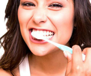 Vì sao sáng dậy là hơi thở bốc mùi dù đánh răng kỹ trước khi ngủ?