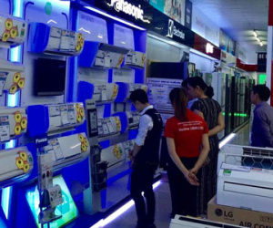 Nắng nóng: Đổ xô mua điều hòa, xếp hàng 3 ngày mới được lắp đặt