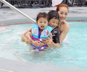 Jennifer Phạm đưa 3 con đi nghỉ dưỡng ở Las Vegas
