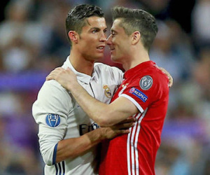Ronaldo gạ gẫm Lewandowski về Real ngay trên sân