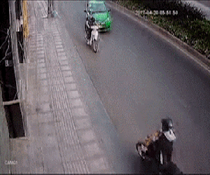 Tài xế tông thẳng taxi vào tên cướp giật túi xách ở Sài Gòn