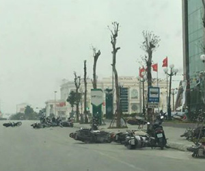 Dông lốc quật ngã hàng chục xe máy của người đi đường