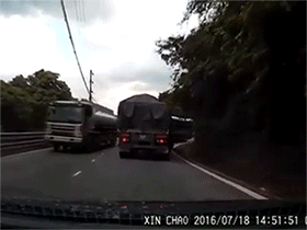 Video: Hãi hùng cảnh xe khách thi nhau lấn làn vượt đèo