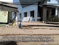 Video: Khoảnh khắc hàng chục ngôi nhà ở miền Tây đổ sụp xuống sông
