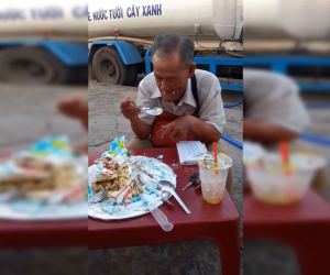 Clip: Xót xa hình ảnh cụ ông bán vé số ngồi ăn chiếc bánh sinh nhật bị bỏ thừa