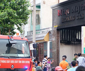 Nhiều người kêu cứu trong nhà nghỉ 3 tầng bốc cháy