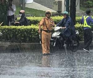 CSGT dầm mưa điều tiết giao thông sáng đầu tuần
