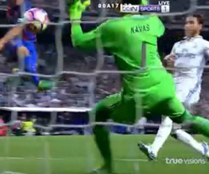 Hai pha cứu thua siêu đẳng của Keylor Navas gây sốt cộng đồng mạng