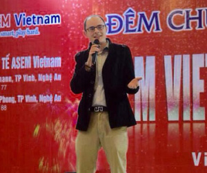 Học sinh hò reo khi thầy giáo Tây hát "Cơn mưa tình yêu"