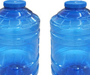 Học sinh lớp 8 bơm thuốc thực vật vào bình nước ở lớp để hại bạn