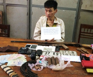 Hơn chục trinh sát vây ráp kẻ buôn ma túy ôm mìn cố thủ