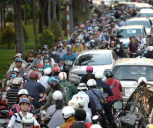 Trước khi cấm xe máy, hãy tạo sự công bằng