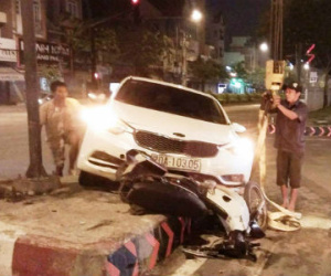 “Xế hộp” tông xe máy vỡ nát, 2 người thoát chết hy hữu