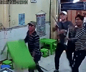 Clip nhóm thanh niên vác kiếm tấn công quán kem nhãn Chú Tám ở Sài Gòn