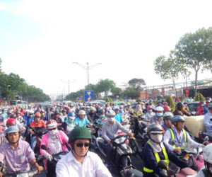Giảm kẹt xe: “Cưỡng bức” xe cá nhân, chào mời xe công cộng