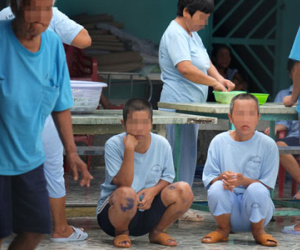 Hóa điên vì bị chồng bạo hành, bị người yêu cũ lừa "ăn trái cấm"