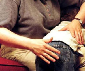 Phạt trẻ bằng cách đánh vào mông, bảo sao càng lớn con càng kém thông minh