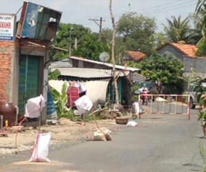 Phong tỏa đoạn đường có vết nứt dài 200 m gần "hố tử thần" ở An Giang