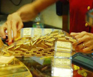 Giá vàng hôm nay 26/4: Dòng tiền tháo chạy, nguy cơ giảm sâu