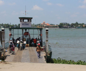 Mẹ ôm con bại não nhảy đò tự tử