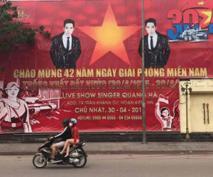 Quán bar sử dụng hình ảnh quốc kỳ để quảng cáo cho Liveshow Quang Hà