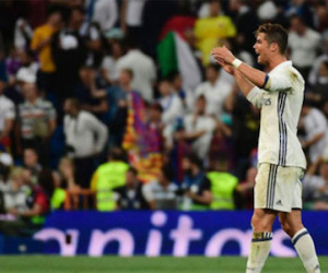 Ronaldo nổi giận chất vấn đồng đội trong phòng thay đồ