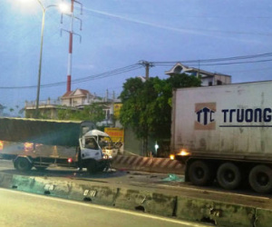 Tài xế xe tải chết thảm vì xe container đậu giữa đường