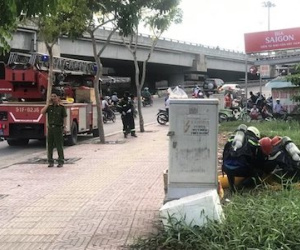 "Vật thể lạ" nghi chứa chất lỏng cực độc vứt bên đại lộ ở Sài Gòn