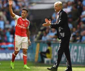 Wenger không muốn Sanchez biến thành "Van Persie 2.0"
