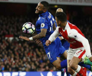Arsenal đánh bại Leicester nhờ bàn phản lưới