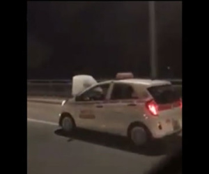 Bị lật nắp capo che khuất tầm nhìn, taxi vẫn phóng vun vút